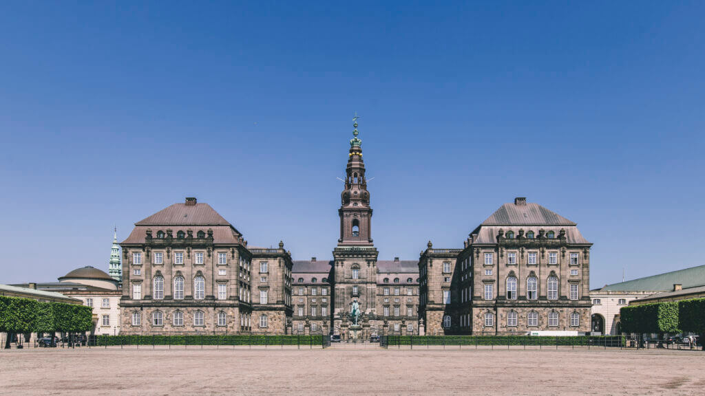 Ein großes Schloss mit einem hohen Turm in der Mitte.