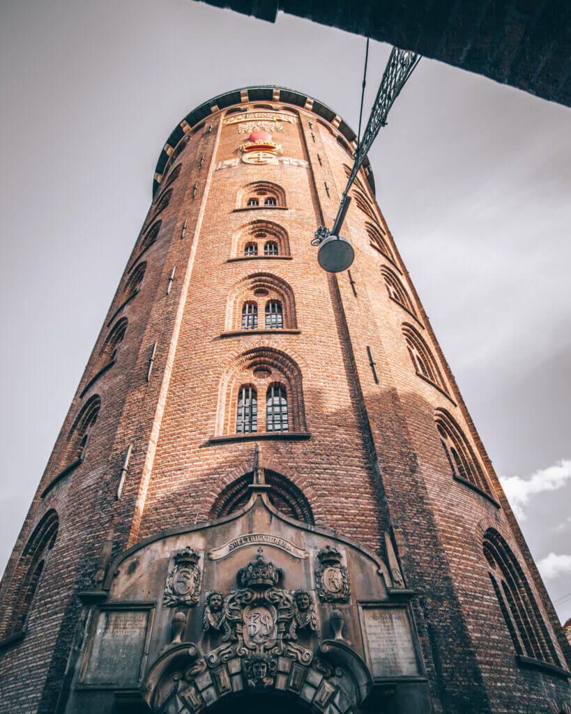 Ein hoher Backturm mit vielen Fenstern.