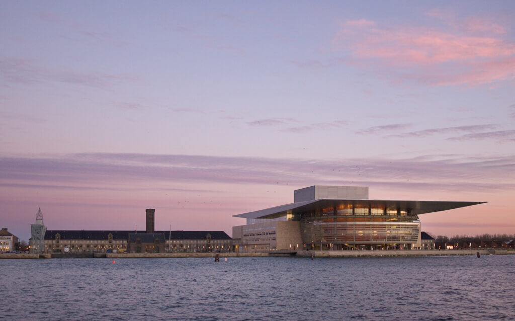 Ein großes Gebäude am Wasser.