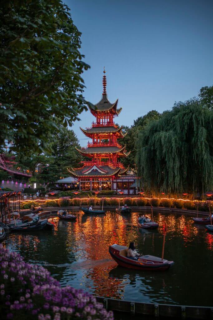 Gelassene Ansicht der beleuchteten Pagode in der Dämmerung in den Tivoli-Gärten, Kopenhagen.