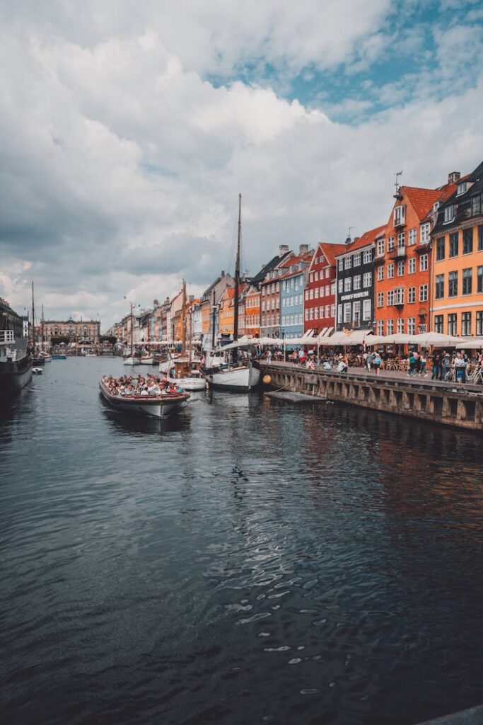 Lebendige Ansicht von Nyhavn mit farbenfrohen Gebäuden und einem Kanal in Kopenhagen, Dänemark.