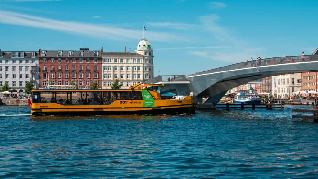 Ein Wasserbus fährt auf einem Kanal.