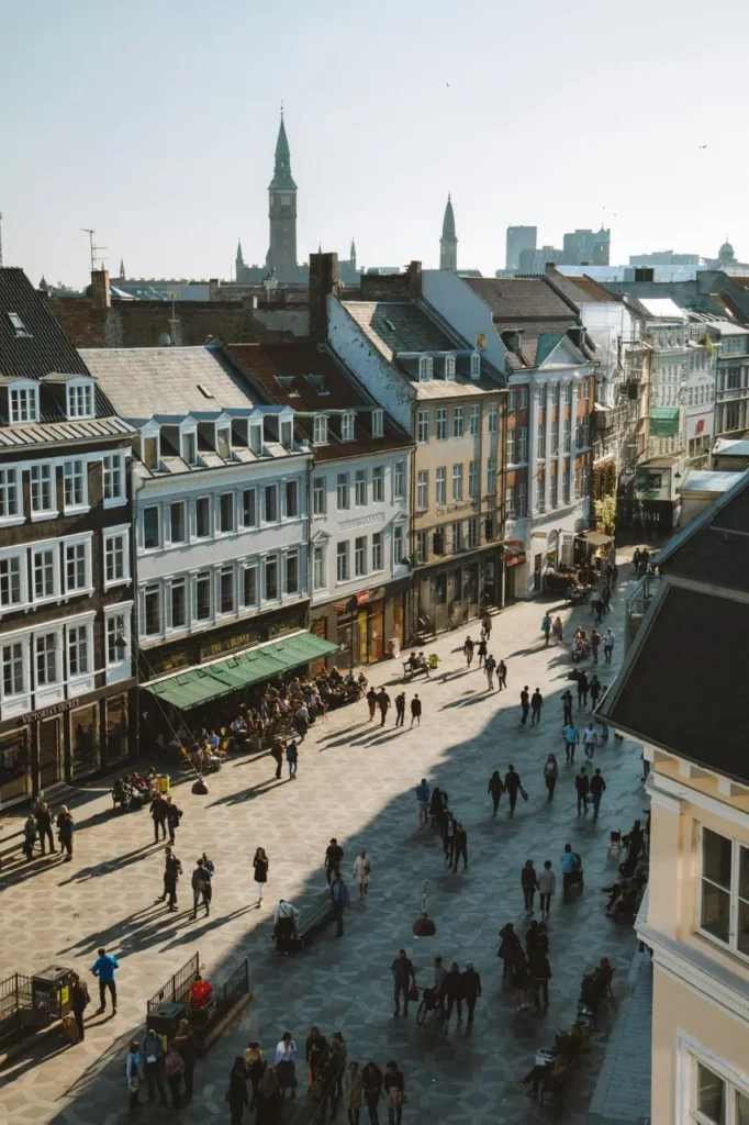 Eine Stadt bei sonnigem Wetter und Menschen.