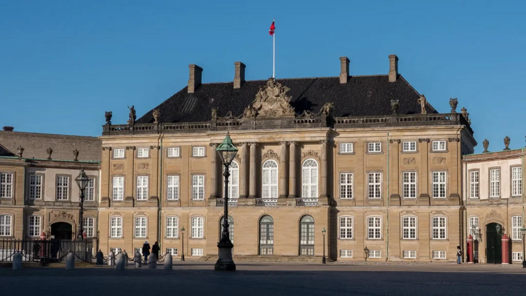 Amalienborg Ein Schloss mit einem Vorplatz.